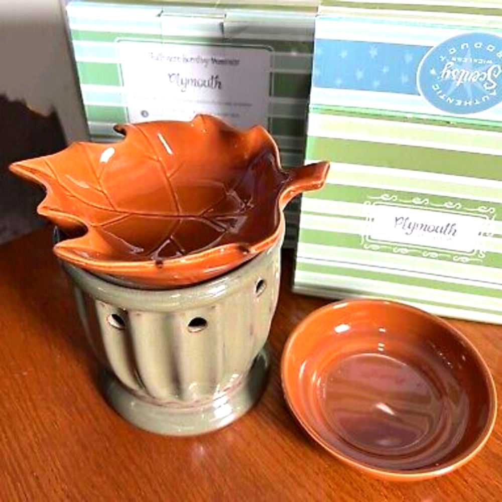 Plymouth scentsy warmer -full size